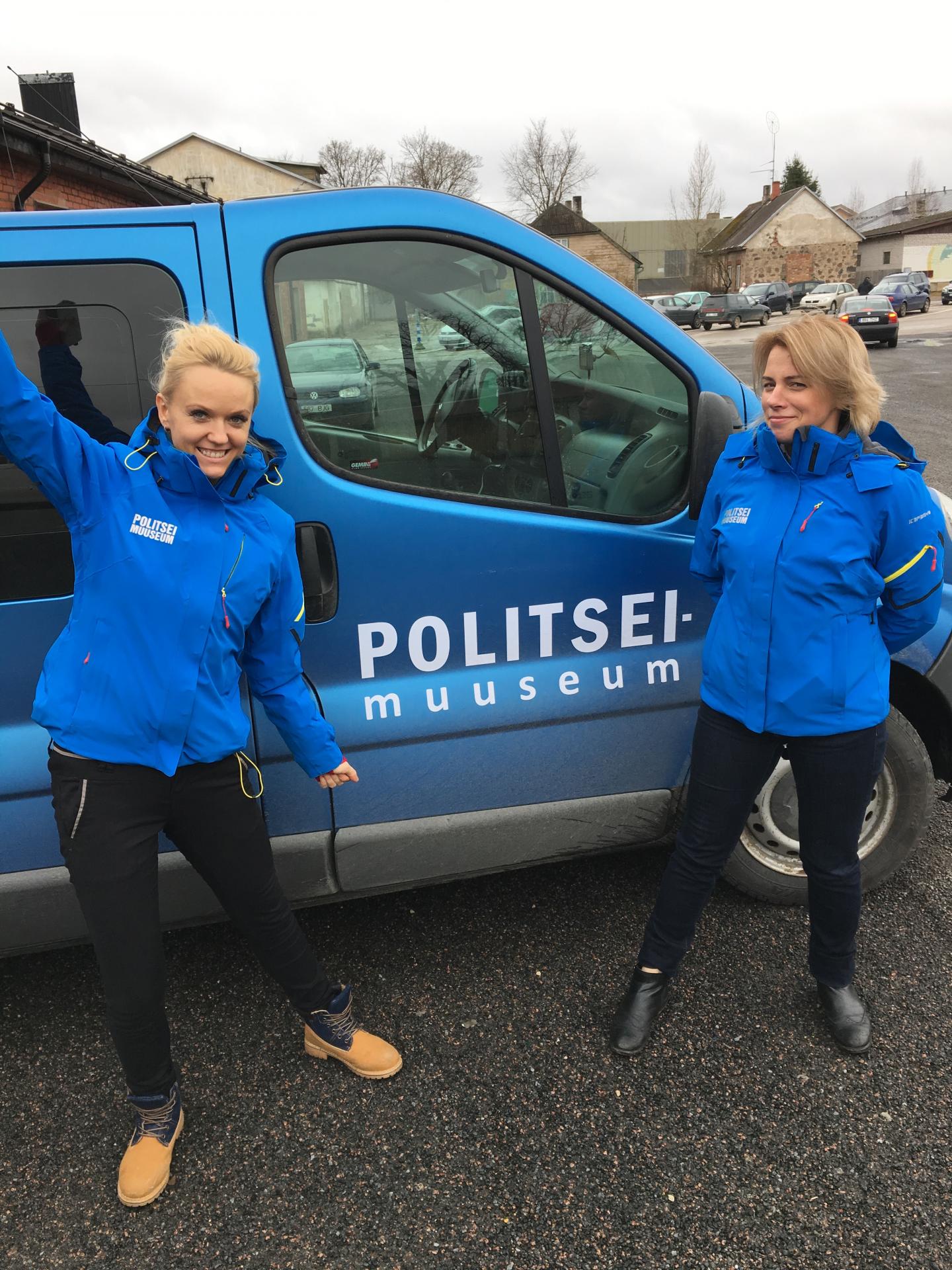 Politseimuuseumi buss koos muuseumitöötajatega Viljandis (Angelika Tšeremis, Natalja Lazareva )