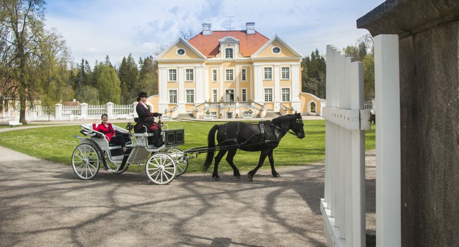 Maie Urbas kaarikul Palmse mõisas