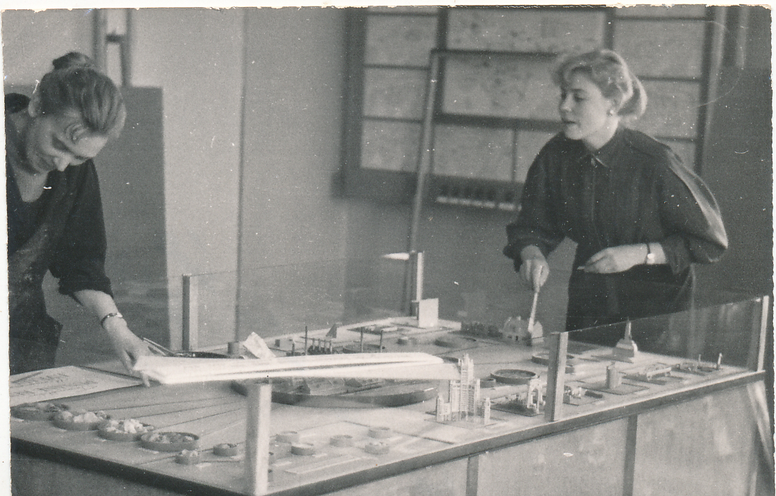 Ekspositsiooni korrastamine. Pildi taga tekst: Kust see tolm küll tuleb 1961