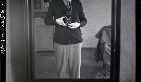 Carl Sarap. Autoportree kaameraga Rolleiflex. Virumaa Muuseumid, RMFn 1056:357